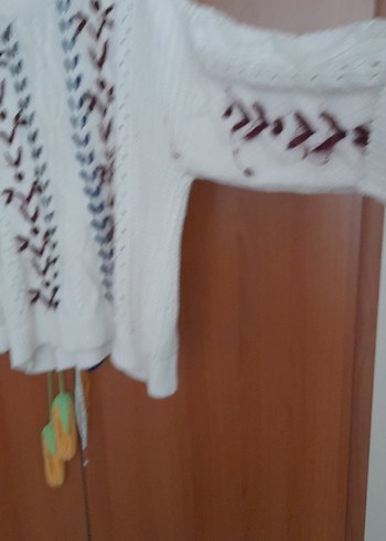 Yargıcı Nakışlı Beyaz Bohem Triko Kazak
