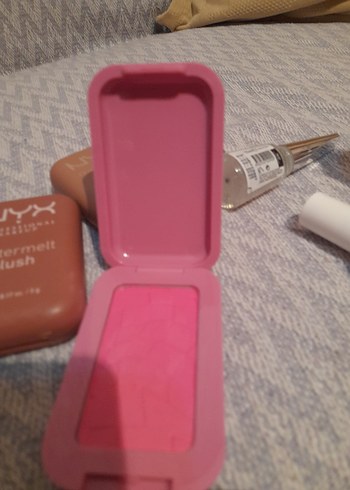 Beden Nyx Buttermelt Pembe Allık