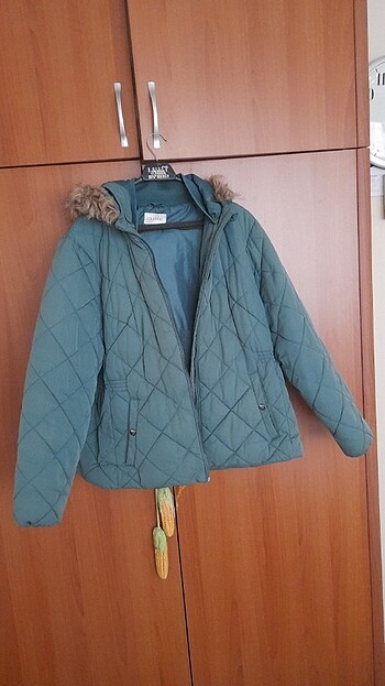 Çok güzel kalın bir mont