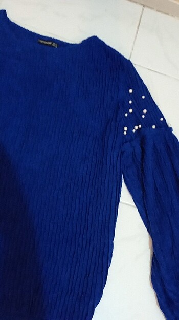Mavi kol detayları incili bluz 