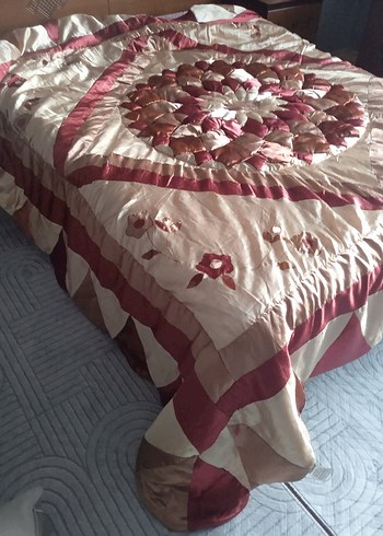 Bordo İşlemeli Parlak Yatak Örtüsü - Görsel 2