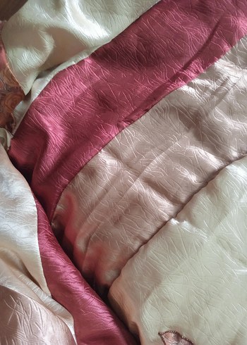 Bordo İşlemeli Parlak Yatak Örtüsü - Görsel 3