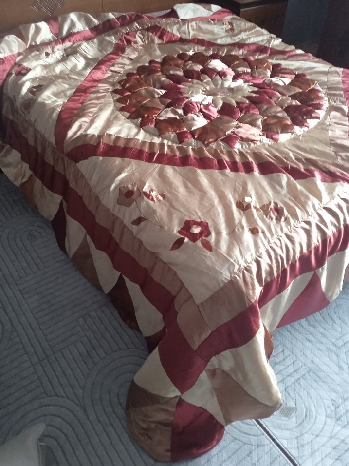 Bordo İşlemeli Parlak Yatak Örtüsü - Görsel 2