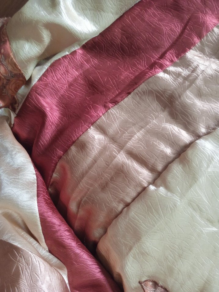 Bordo İşlemeli Parlak Yatak Örtüsü - Görsel 3