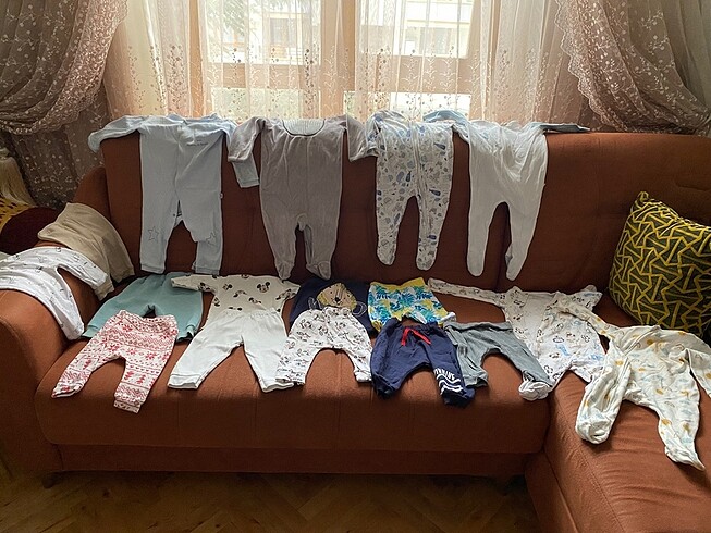 Bebek giyim her marka vardır 6 ve 9 ay uyumlu