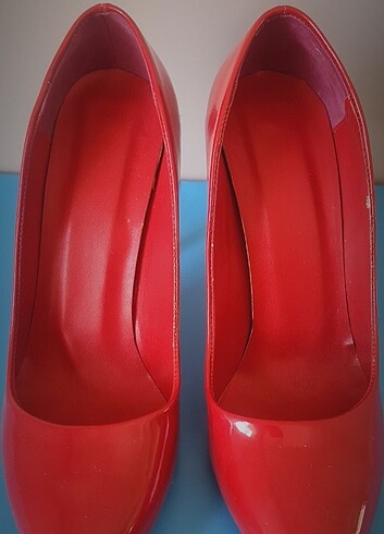 Diğer Kadın kırmızı stiletto