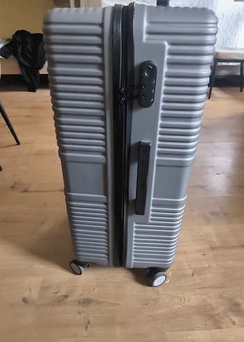 Gri Minimalist Erkek Valiz Fermuarlı