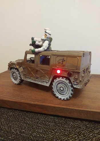 Jeep ve İki Askeri Figür - Görsel 3