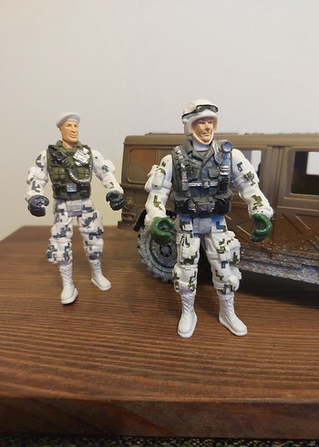 Jeep ve İki Askeri Figür - Görsel 5