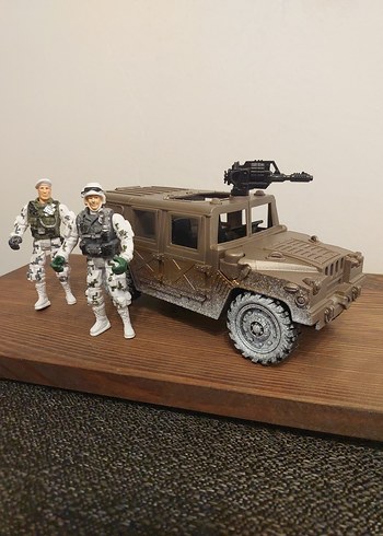 Jeep ve İki Askeri Figür - Görsel 4