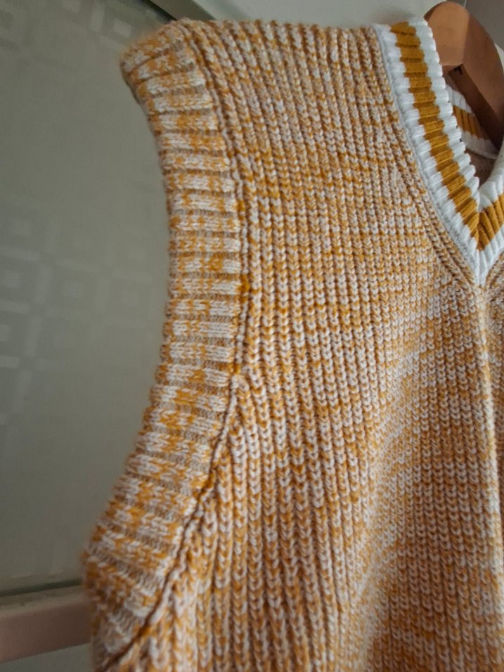 Sarı V Yakalı Örgü Kadın Süveter - Görsel 3