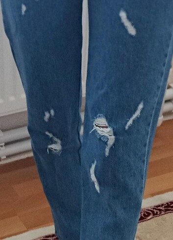DİZ DETAYLI KADIN MOM JEAN 