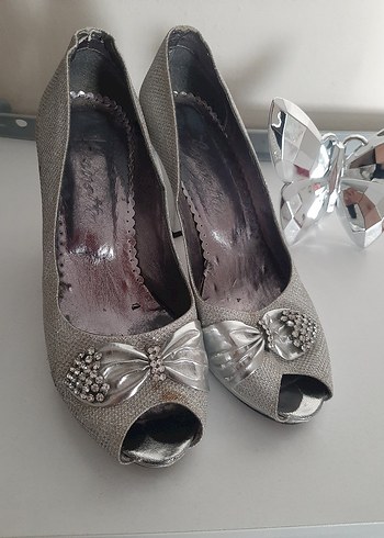 Gri renkli Tokalı Topuklu Ayakkabı