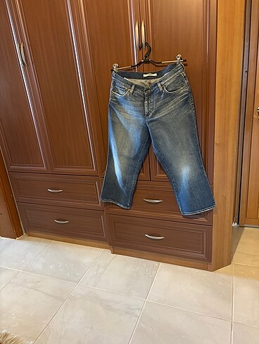 32 Beden 32 beden hiç kullanılmamış mavi JEANS bayan capri
