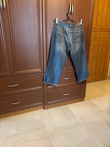 32 Beden mavi Renk 32 beden hiç kullanılmamış mavi JEANS bayan capri