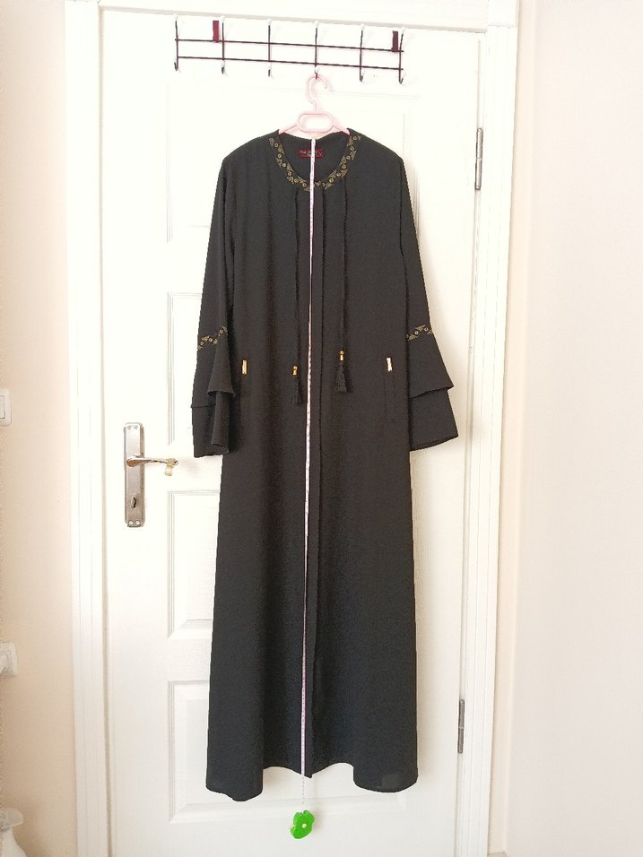 Siyah Nakışlı Püsküllü Ferace - Görsel 3