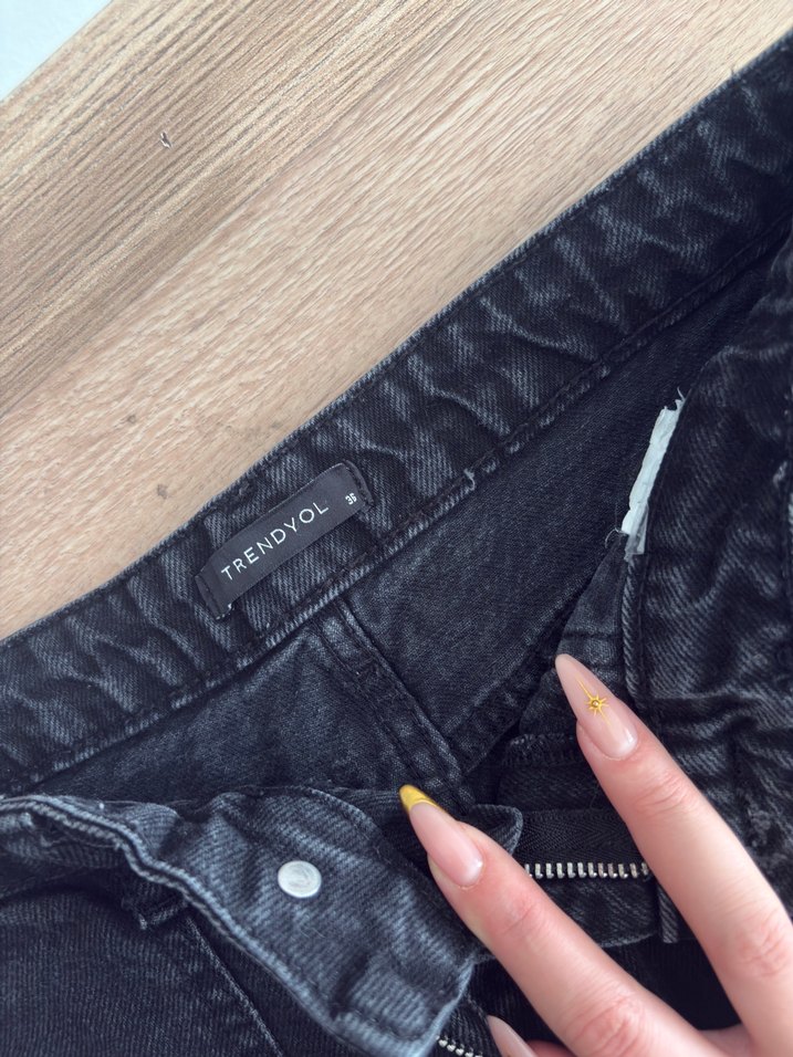 Siyah Kemerli Rahat Kesim Kadın Kot Pantolon - Görsel 2