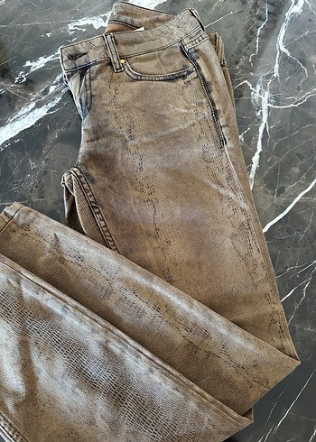 Kadın Kahverengi Yılan Desenli Denim Pantolon