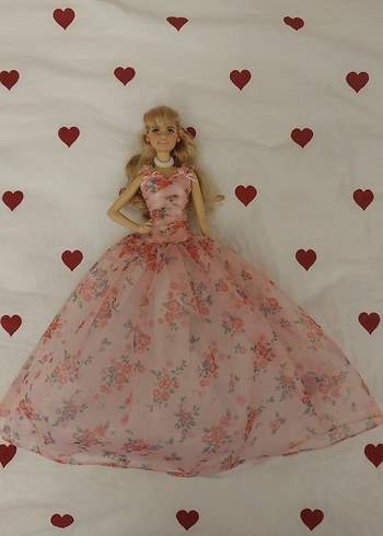 Pembe Çiçekli Elbise Giymiş Barbie