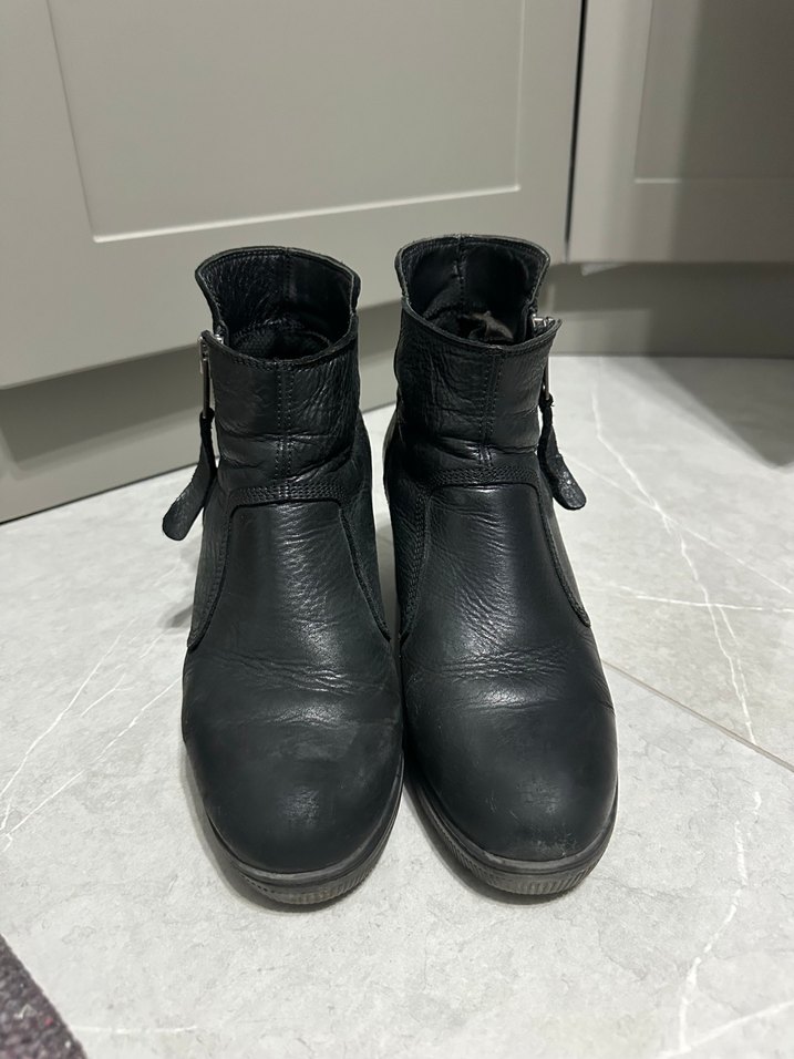 Siyah Deri Tokalı Kadın Bot - Görsel 2