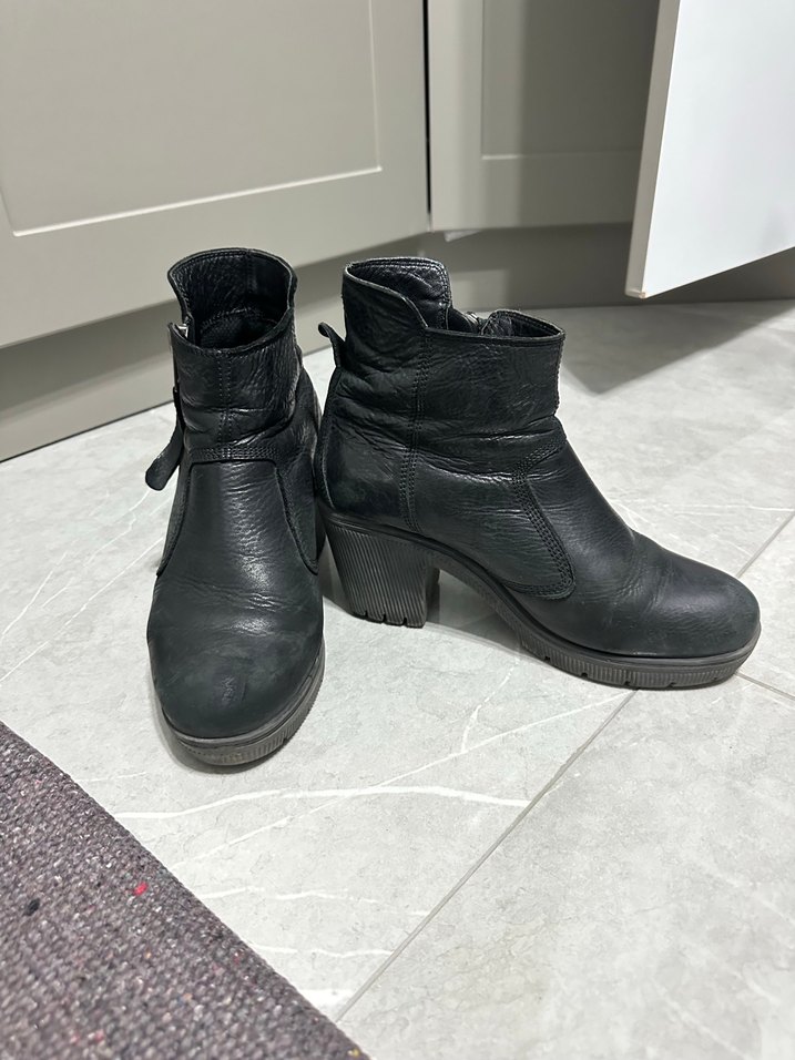 Siyah Deri Tokalı Kadın Bot - Görsel 3