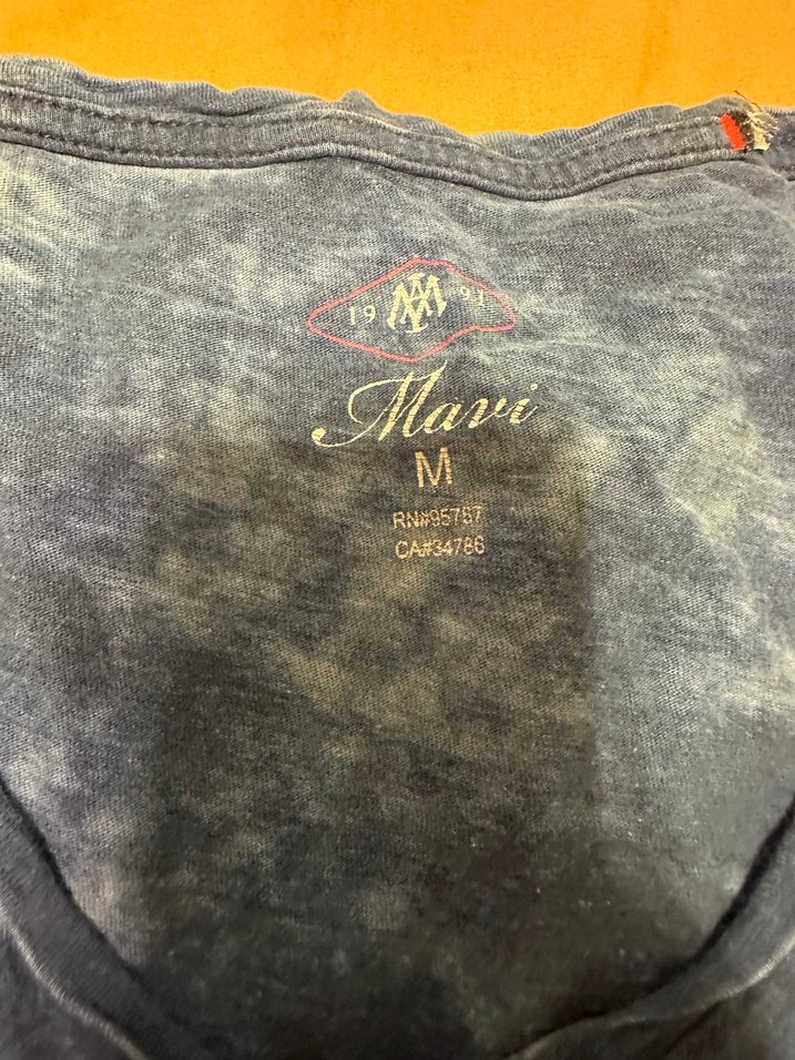 Lacivert V Yaka Batik Desenli Kadın tişört - Görsel 2