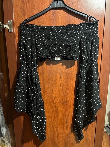 Trendyol & Milla Siyah puantiyeli crop bluz