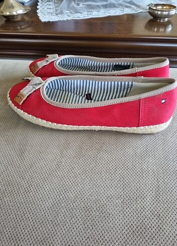 37 Beden kırmızı Renk Tommy hilfiger babet