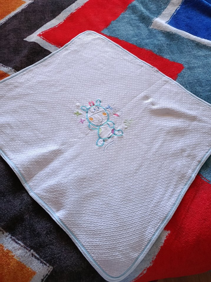Renkli Nakışlı Beyaz Çocuk Battaniyesi - Görsel 3