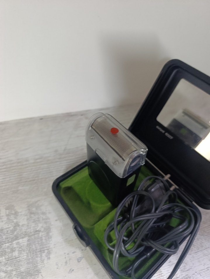 Koyu Haki Renkli Elektrikli Braun Tıraş Makinesi - Görsel 3