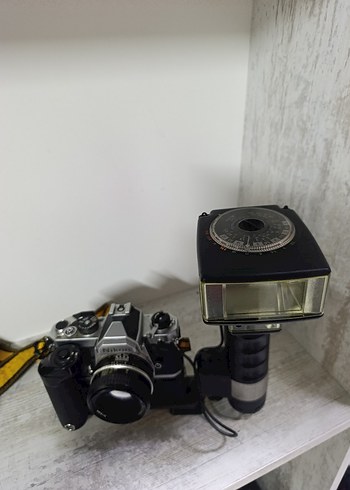 Nikon Siyah Filmli Fotoğraf Makinesi ve Flaş - Görsel 2