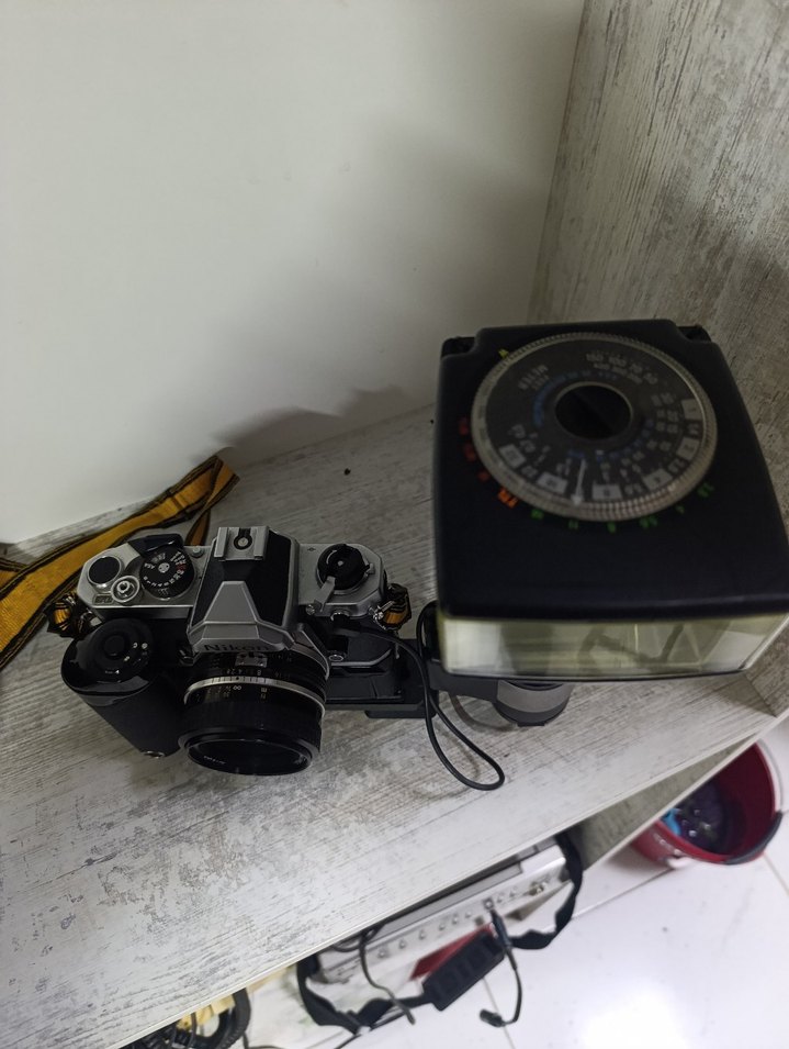 Nikon Siyah Filmli Fotoğraf Makinesi ve Flaş - Görsel 3