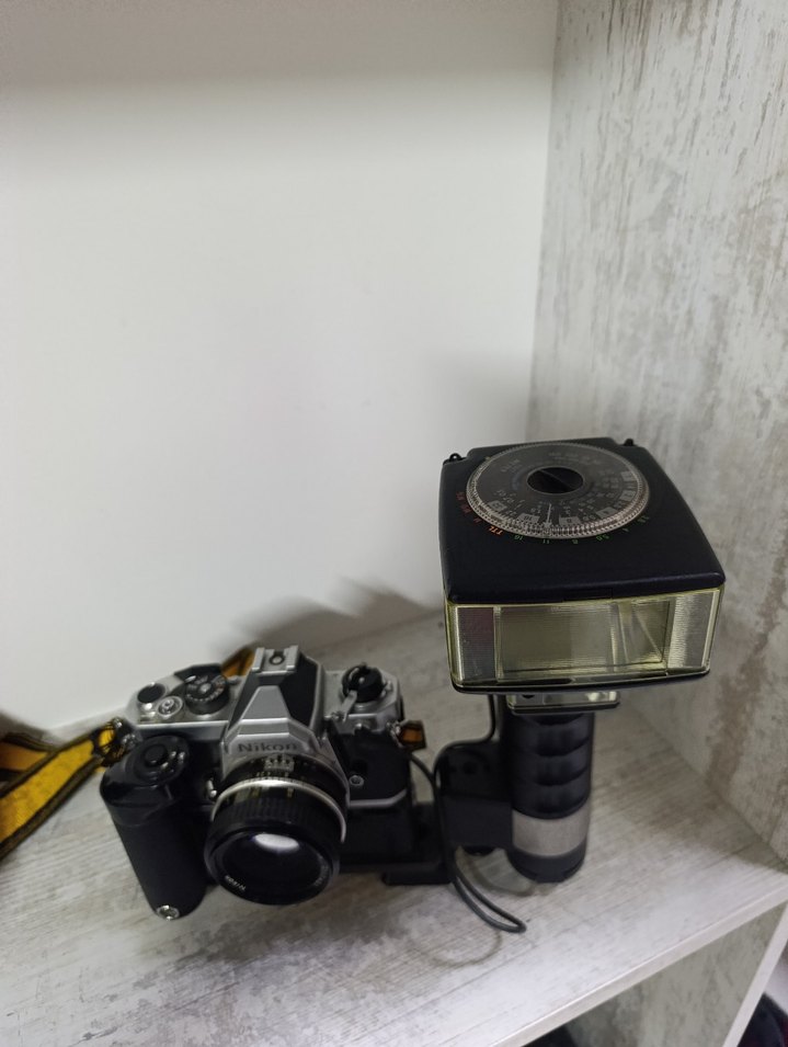 Nikon Siyah Filmli Fotoğraf Makinesi ve Flaş - Görsel 2
