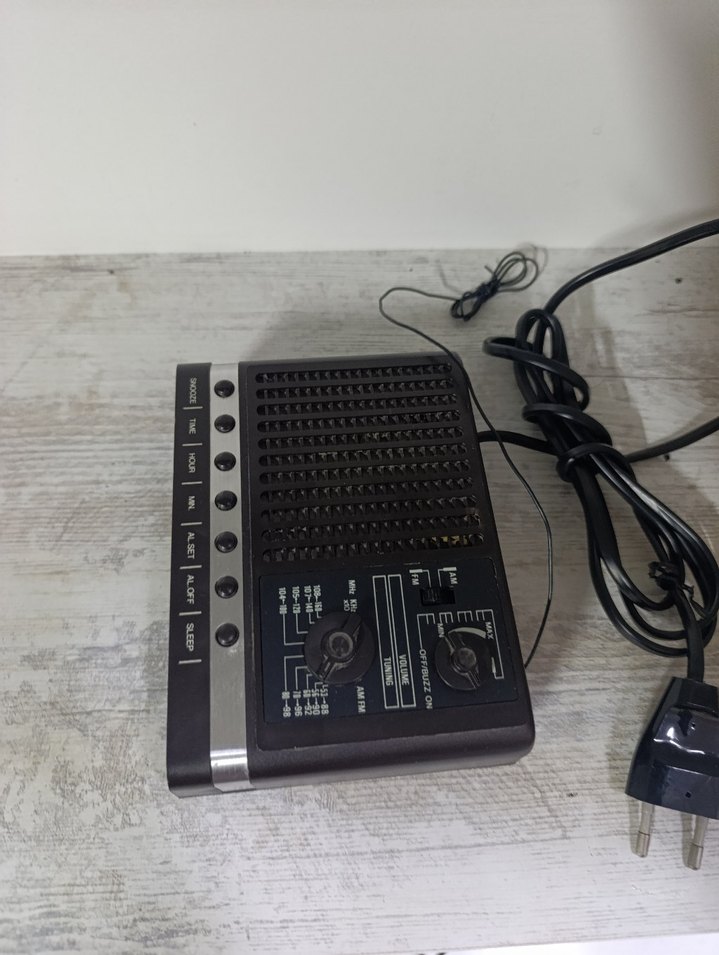 Siyah Masaüstü Radyo ve Alarm Saati - Görsel 3