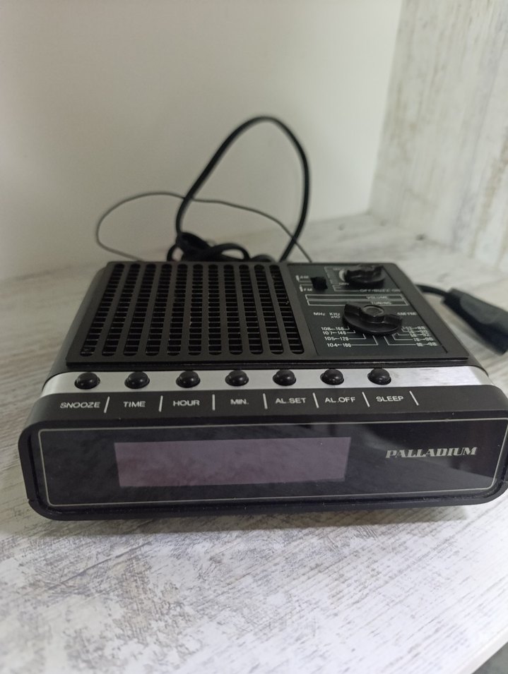 Siyah Masaüstü Radyo ve Alarm Saati - Görsel 2