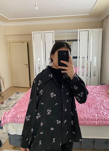 l Beden Siyah çiçekli gömlek