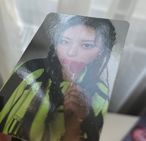 Beden Itzy guess who albüm