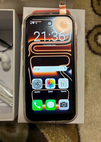 Turuncu iPhone 17 Pro Max mini ve Kulaklık - Görsel 3