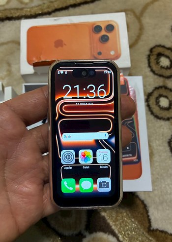 Turuncu iPhone 17 Pro Max mini ve Kulaklık - Görsel 4