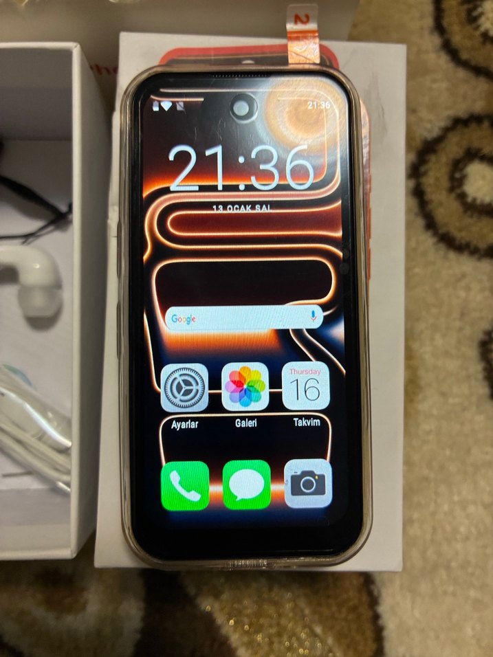 Turuncu iPhone 17 Pro Max mini ve Kulaklık - Görsel 3