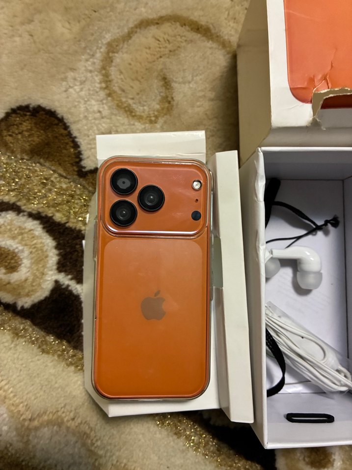 Turuncu iPhone 17 Pro Max mini ve Kulaklık - Görsel 5