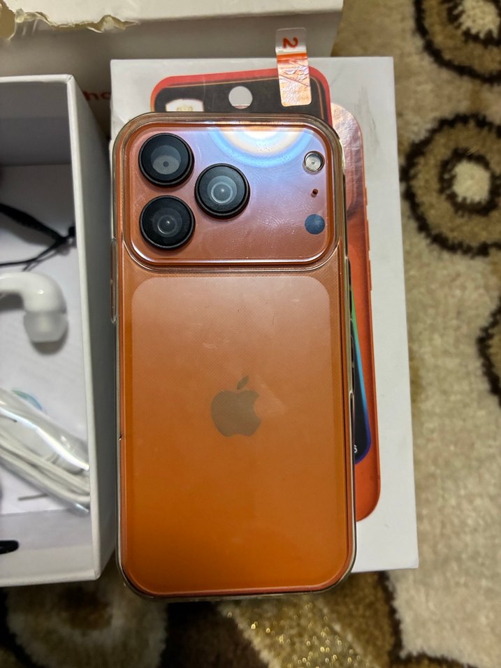 Turuncu iPhone 17 Pro Max mini ve Kulaklık - Görsel 2