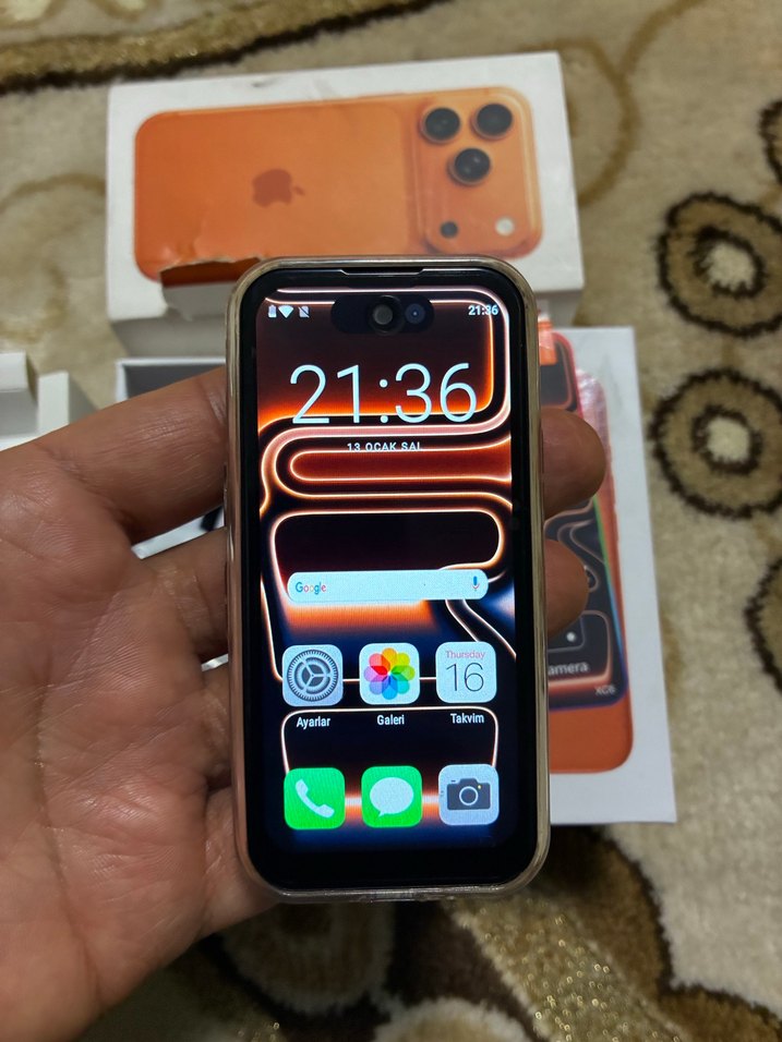 Turuncu iPhone 17 Pro Max mini ve Kulaklık - Görsel 4