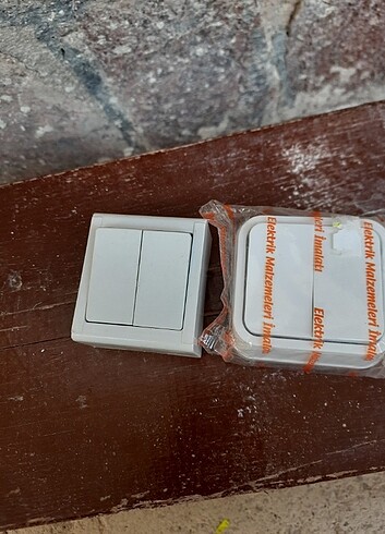 Sıva üstü ikili elektrik anahtarı.