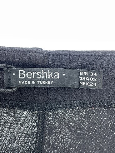 34 Beden siyah Renk Bershka Mini Şort %70 İndirimli.