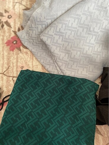 Fendi desenli şallar