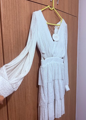 V Yaka Kat Kat Beyaz Elbise - Görsel 4