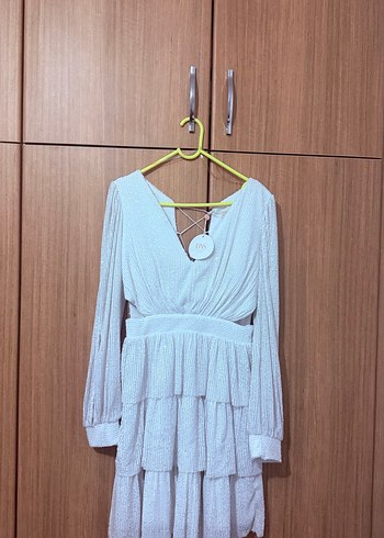 V Yaka Kat Kat Beyaz Elbise - Görsel 3