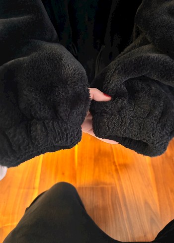 Siyah Yüksek Yakalı Kadın Peluş Mont - Görsel 3