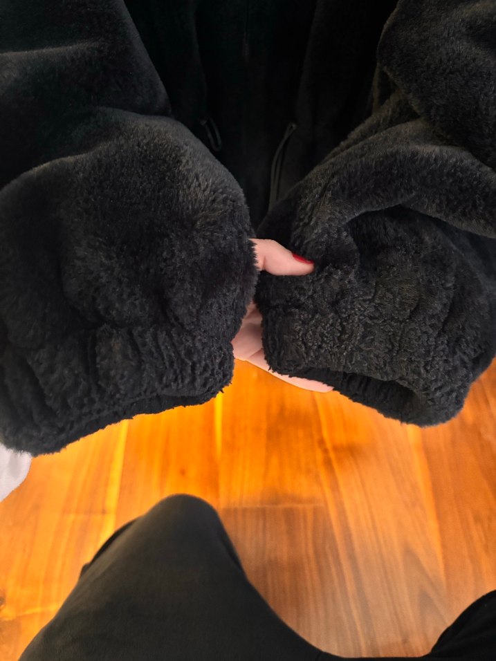 Siyah Yüksek Yakalı Kadın Peluş Mont - Görsel 3